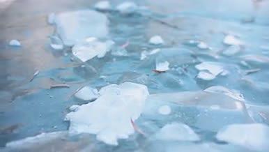 冬季寒冷河水湖面结冰气泡mov4K视频素材